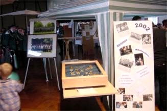 In der Schützenhalle waren thematisch Stände aufgebaut, an denen die vielschichtigen Aufgaben und Unternehmungen des Schützenvereins den zahlreichen Besuchern dargestellt wurden.