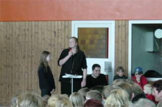 Knapp sechs Monate haben Fr. Kolthammer und Hr. Landerbarthold mit den 20 Kindern der Klasse 3 an dem Musical aus sieben Szenen gearbeitet.