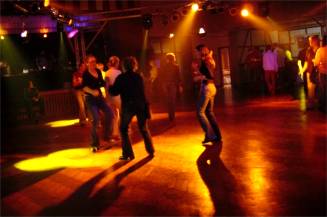 Tolle Lichteffekte verwandelten die Alfener Schützenhalle eine Nacht lang in eine Diskothek
