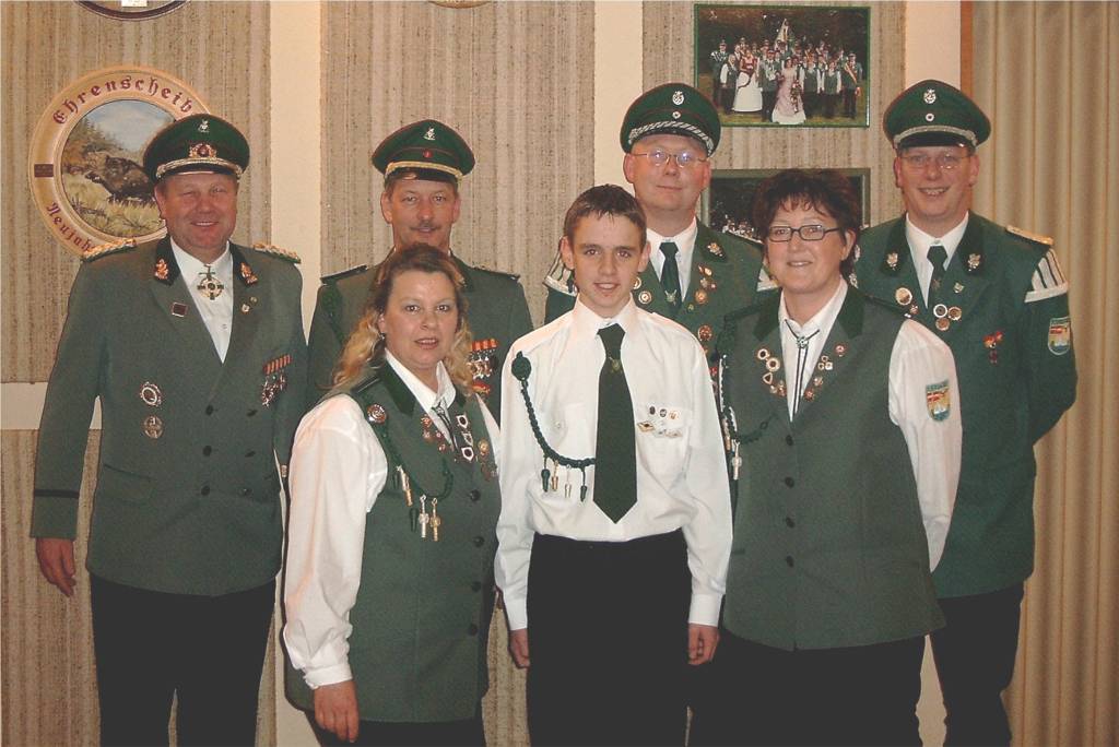 Im Bild v. l. Oberst Josef Drüke, Norbert Pasel, Annegret Geißler-Hartmann, Denis Drüke, Martin Schumacher, Gaby Hüster und Schiessmeister Thorsten Reiher.