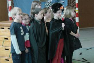 Und es hat sich gelohnt. Über 160 Besucher spürten die Freude, die es den Kindern der Klasse 3 machte, die Geschichte von Ritter Rost, Prinz Protz und dem Burgfräulein Bö zu singen und zu erzählen.