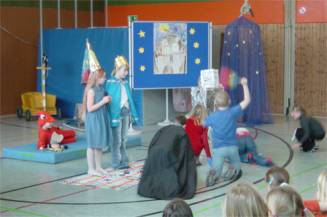 Da die Klasse 3 nur aus 20 Schüler und Schülerinnen besteht, war es eine besondere Herausforderung die vielen Rollen zu besetzten. Teilweise tauchte der ein oder andere Name zweimal in dem Programmheft auf.