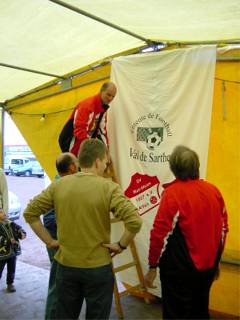 Anschließend wurde die Flagge der Alfen-Noyen-Fußball-Partnerschaft gehisst. Zur Sportgemeinschaft Val de Sarthe (Tal des Flusses Sarthe) gehört auch Noyen sur Sarthe. Durch den deutsch französischen Freundschaftskreis initiiert, treffen sich der SV RW Alfen und die Sportjugend aus Noyen jährlich, einmal in Alfen, einmal in Noyen.