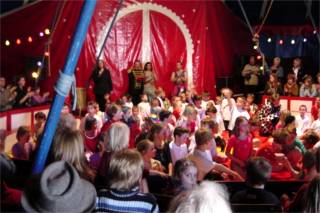 Beim anschließenden Finale waren dann alle 84 Kinder zusammen in der Manege.