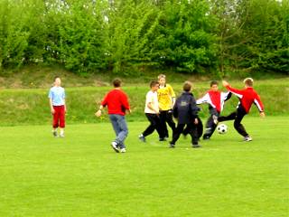 Die Kinder legten danach sofort auf dem Fußballplatz los. Bewegung konnten die Jungs gut gebrauchen.