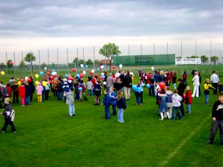 Auf dem Fußballplatz warteten die Alfener Jugendfußballer, 16 Gastfamilien und viele Freunde auf die Ankunft des Busses.