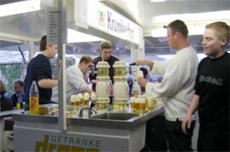 Daher war am Bierstand einiges zu tun. So sind die Jungschützen ganz schön ins Schwitzen gekommen, obwohl sie gar nicht so nah am Feuer standen.