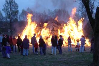 In diesem Jahr hat der Pastoralverbund es ermöglicht, dass das Feuer mit einem Gottesdienst begonnen werden konnte.