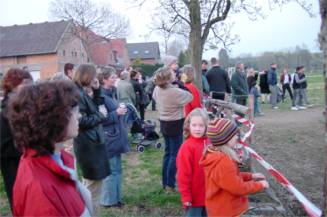 Groß und klein warteten gespannt auf die Fackeln, die das Feuer der Osterkerze aus der Kirche brachten.