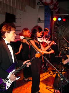 Im Laufe des Abends wurden die Tänze immer jünger und die Rhythmen schneller. PSO brachte die Halle zum Kochen