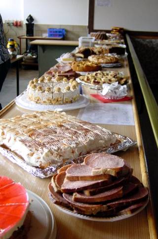 Dort warteten leckere Kuchen und Schnittchen auf die Besucher