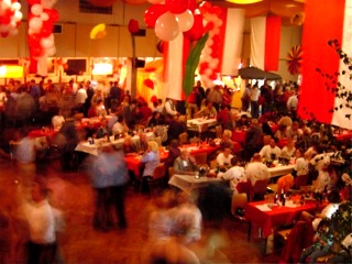 In der rot und weiß geschmückten Schützenhalle erwartete der Sportverein tanz- und partyfreudiges Publikum. Und es kamen viele ..
