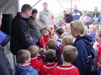 Als Werbespiel wurde zwischen den Turnieren das erste Feldspiel der Alfener Minis durchgeführt. Dabei trafen die Alfener auf die Mannschaft aus Tudorf. Anschließend bekamen beide Mannschaften auch einen Ehrenpokal