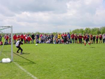 Das D-Jugend Halbfinale SV Alfen gegen Wewelsburg musste im Elfmeterschießen entschieden werden. Hier Florian Drüke bei seinem Schuss.