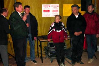 Abends folgte im Zelt ein gemütliches Beisammensein. Die einleitenden Worte sprach Bürgermeister Heinrich Schwarzenberg.
