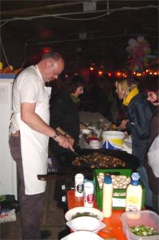 Für eine vorzügliche Abwechslung von Fritten und Wurst oder Steak sorgte wieder Knut Bohnwagner. Er zauberte eine leckere Champion Pfanne.