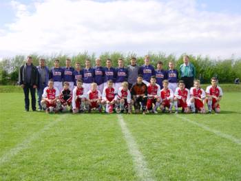 Die beiden Teams kurz vor dem Anstoß