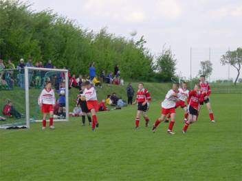 Der starke Wind brachte dabei die ein oder andere Überraschung ins Spiel. Zwar war es den ganzen Tag über trocken, doch hätte auch 3-Wetter-Taft nicht bei dem Wind halten können.