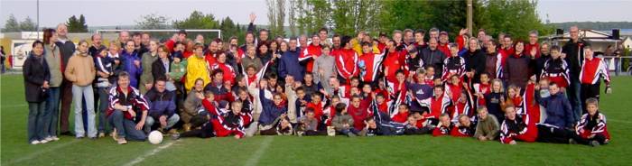 Begleitet wurde das Turnier von zwei D-Jugend und einer C-Jugend Mannschaft aus Noyen-sur-Sathe. Das Alfener Partnerdorf aus Frankreich war mit ca. 70 Personen zu den Turnieren angereist. Das Foto zeigt die Gastfamilien mit ihren Gästen.