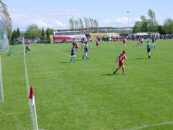 Hier die Hereingabe zum 4 : 0, ein Kopfball nach Eckstoß