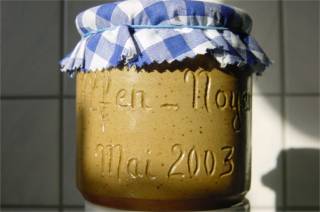 Mit einem netten Begrüßungsgeschenk, einem Becher Pastete, einer Spezialität aus Noyen, wurden die Alfener Gastgeber gleich zu Beginn überrascht.