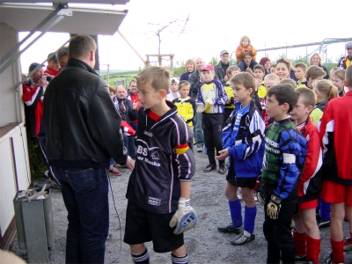 Hier die Sieger des E-Jugend-Turniers, der SV Heide bei der Siegerehrung