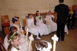 Die Kinder haben sich in der Alten Kirche getroffen.