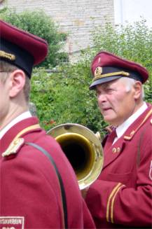 Vor der Kirche erwartete der Musikverein die Schützenschar, um sie zur Vogelstange zu geleiten.