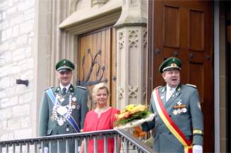 Vor dem angetretenen Bataillon überreichte Schützenoberst Josef Drüke der scheidenden Königin einen Blumenstrauß, zusammen mit dem herzlichen Dank für das vergangene Schützenjahr