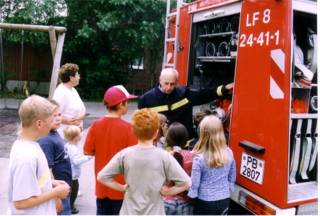 Feuerwehr in der Grundschule Alfen (2003)
