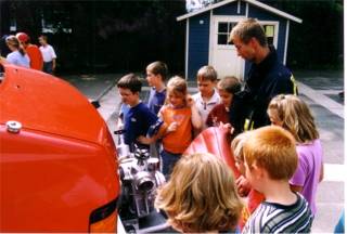 So spendeten vier Feuerwehrmänner der Freiwilligen Feuerwehr in Alfen einen Vormittag für die Kinder