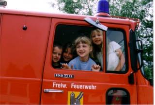 Einmal im Jahr behandeln die Kinder in der Grundschule das Thema Feuer und üben das Verhalten im Brandfall