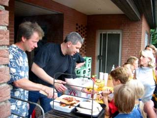 Zur Stärkung hatte der Förderverein den Grill angeworfen.