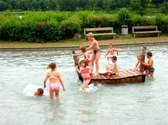 Der Spielplatz direkt am Schiederstausee lädt mit vielen Wasserspielen und Liegewiesen zum Verweilen ein