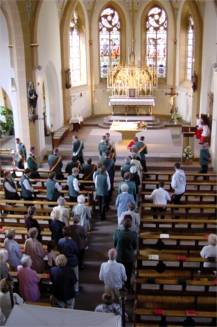 Anschließend ging es zum offiziellen Auftakt, zum Gottesdienst. Pater Laube predigte von der Heiterkeit, die von Gott kommt und schickte die Schützen mit dieser Botschaft auf den Schützenplatz