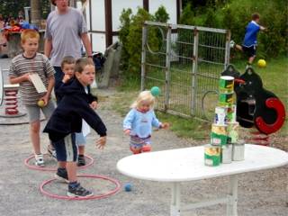 Beim Dosenwerfen und ...