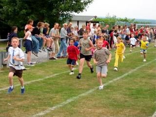 Unter den anfeuernden Rufen der Eltern ging es für die Kinder 2 1/2 mal um den Rasenplatz.