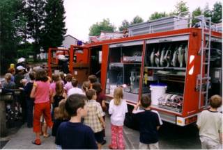 Feuerwehr in der Grundschule Alfen (2003)