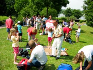 Während die Eltern auf der Liegewiese die Sonne genossen tobten die Kinder im Wasser und auf dem Spielplatz