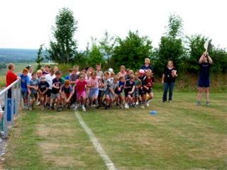 Direkt nach dem Warmmachen starteten die Kinder in zwei Gruppen mit der Königsdisziplin, dem 800-Meter-Lauf. Die 3. und 4. Klasse startete zuerst.