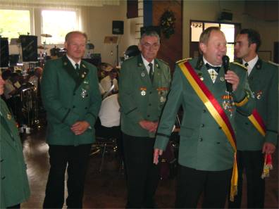 Den Bataillonsorden konnte Oberst Drüke den verdienten Schützenbrüdern Herbert Dreps und Horst Wilberg verleihen