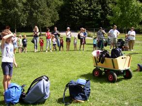 Alle Kindergartengruppen mussten berichten, welche Tiere sie während der Wanderung gesehen haben. Außerdem trug jede Gruppe ein Lied oder einen Reim über eines der Tiere vor.
