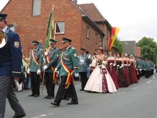 ... und jubelten dem Hofstaat zu