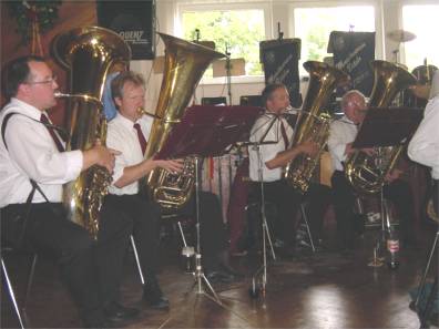 Während des Schützenfrühstücks sorge der Musikverein Alfen für zünftige Blasmusik