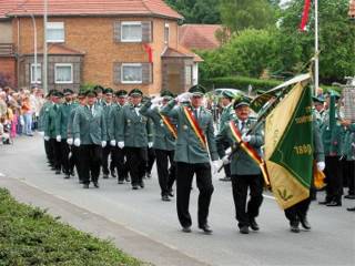 Zahlreiche Alfener säumten den Marschweg ...