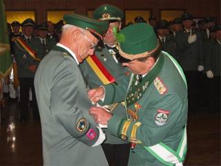 In der Halle wurde der Hohe Bruderschaftsorden an Alfons Reiher verliehen. Michael Hartmann bekam für seine Bemühungen um die Schießabteilung des Schützenvereins das "Ehrenkreuz des Sports mit Eichenlaub in Bronze".