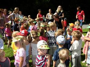 Treffpunkt in Bad Wünnenberg. Die Kinder bekamen zur Begrüßung selbst gebastelte Sonnenkappen.