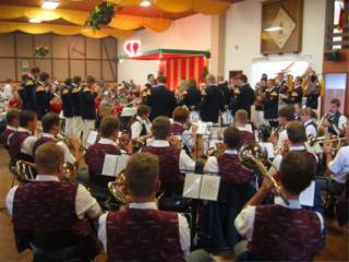 Während in der Halle der Musikverein Etteln konzertante Blasmusik und der Spielmannszug Kirchborchen ein Ständchen darboten ...