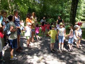 Während der Wanderung mussten Spatzen und Bilder der Erzieherinnen am Wegesrand gesucht werden.