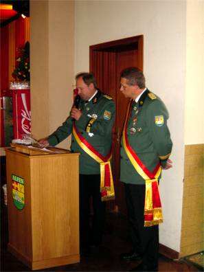 Oberst Drüke und Brudermeister Hansmeier begrüßten die Alfener Schützen und die Ehrengäste